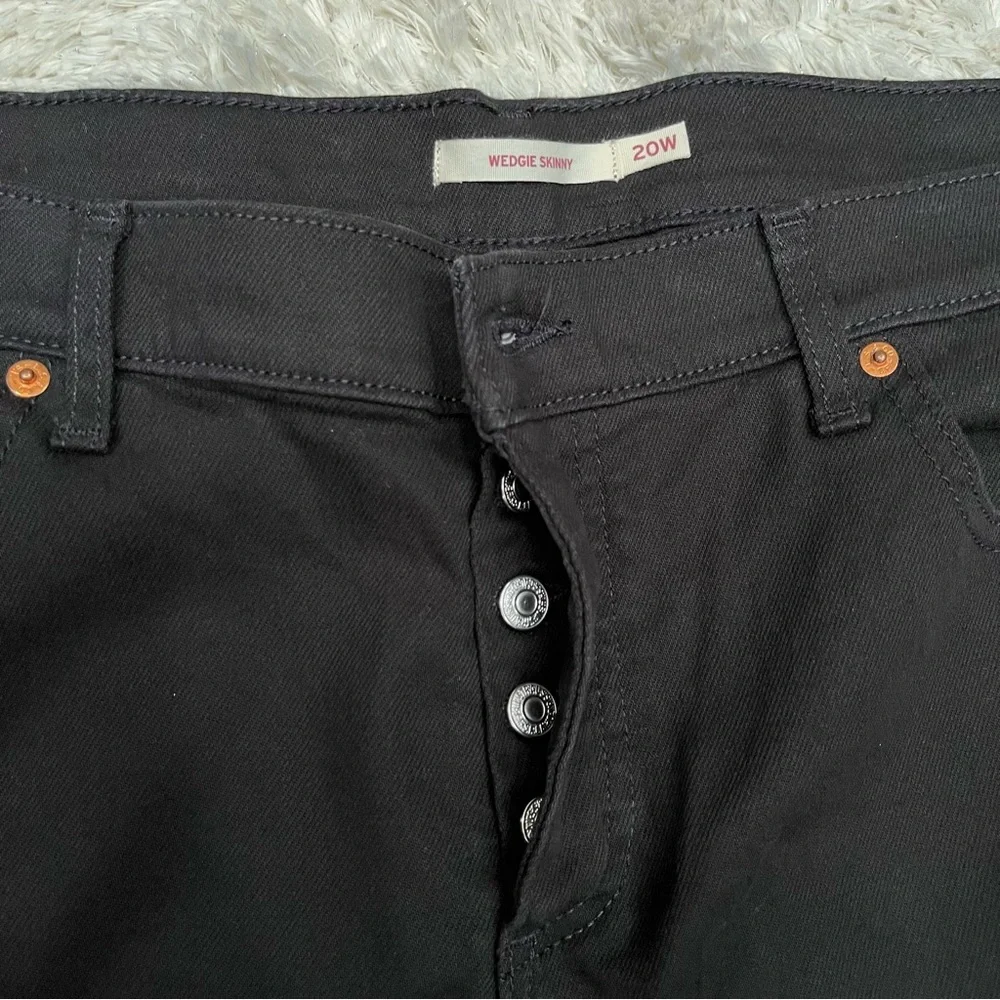 Woman’s Levi’s wedgie skinny black distressed raw hem jeans plus size 20W - Picture 8 of 10